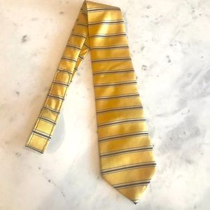 Men’s Roundtree & Yorke Gold & Blue Striped Silk Tie.